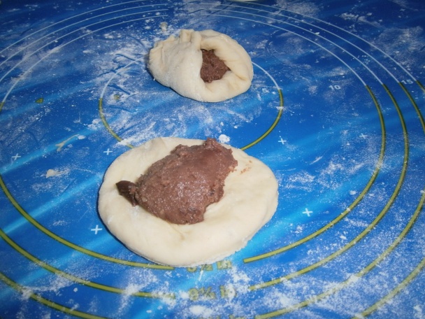 Koláč z kysnutého cesta plnený čokoládovým pudingom a marhuľami (fotorecept) - obrázok 8