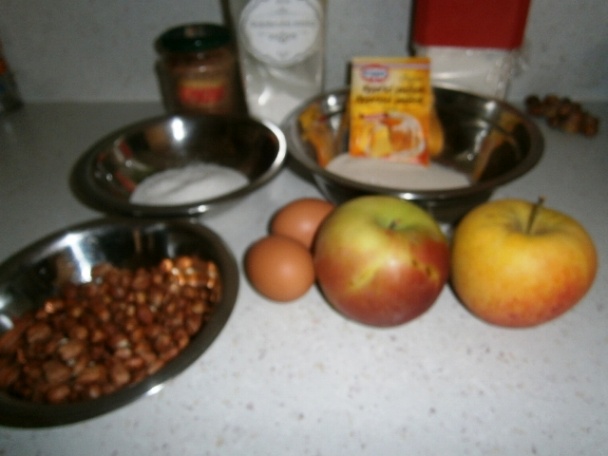 Jablkový koláč s lieskovými orieškami a so škoricou (fototrecept) - obrázok 3