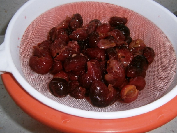 Čerešňovo-jahodový kysnutý koláč s mrveničkou (fotorecept) - obrázok 1