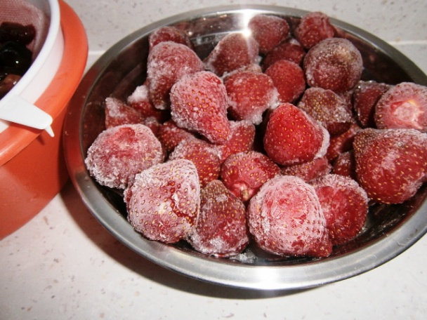 Čerešňovo-jahodový kysnutý koláč s mrveničkou (fotorecept) - obrázok 2