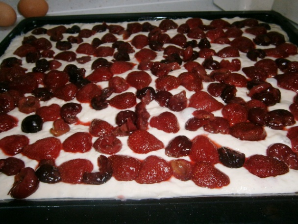 Čerešňovo-jahodový kysnutý koláč s mrveničkou (fotorecept) - obrázok 6