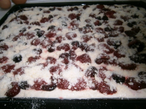 Čerešňovo-jahodový kysnutý koláč s mrveničkou (fotorecept) - obrázok 7