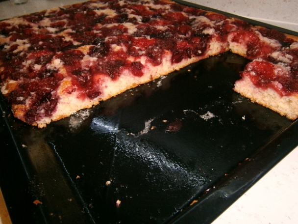 Čerešňovo-jahodový kysnutý koláč s mrveničkou (fotorecept) - obrázok 9