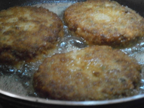 Fašírky so smotanou a šťuchanými zemiakmi s mladou cibuľkou (fotorecept) - obrázok 3