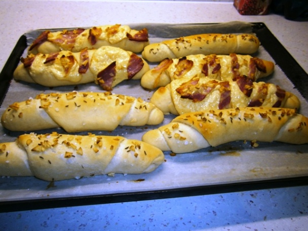 Rožky s údeným syrom, so slaninou a s cesnakom - obrázok 1