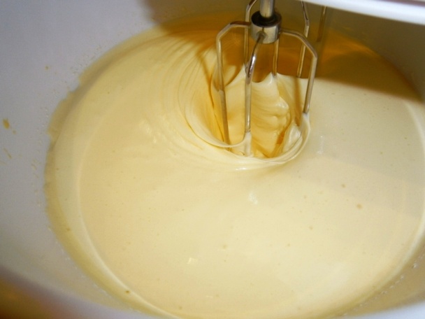 Torta s krémom z bielej čokolády, tvarohu a šľahačky (fotorecept) - obrázok 1