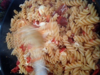 Paradajkovo-mozzarellové cestoviny - obrázok 5