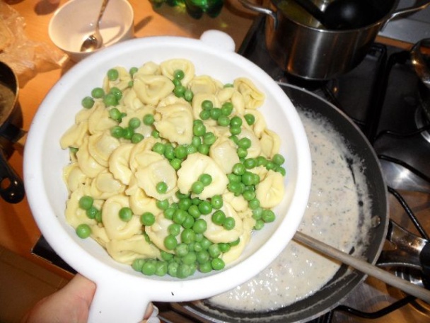 Tortellini so šunkou a hráškom (fotorecept) - obrázok 7