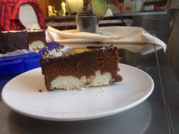 Čokoládová torta s kokosovými bodkami - obrázok 1