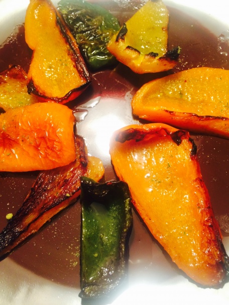 Šalát s grilovanej zeleniny s jogurtovou zálievkou a orieškami  - obrázok 1