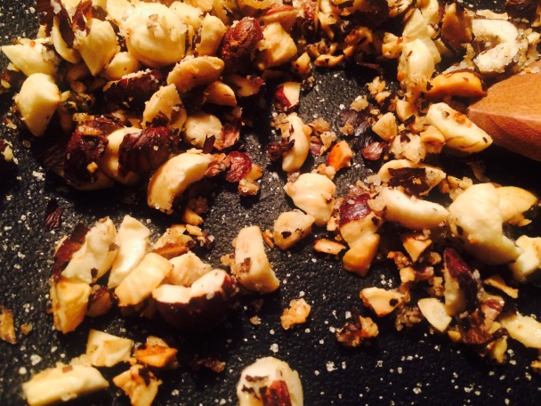 Šalát s grilovanej zeleniny s jogurtovou zálievkou a orieškami  - obrázok 2