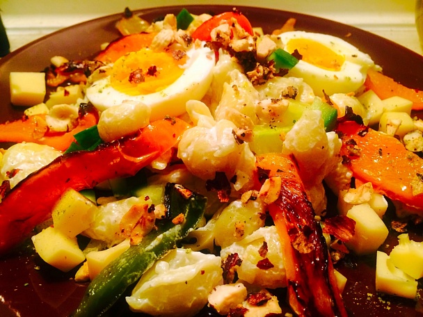 Šalát s grilovanej zeleniny s jogurtovou zálievkou a orieškami  - obrázok 3