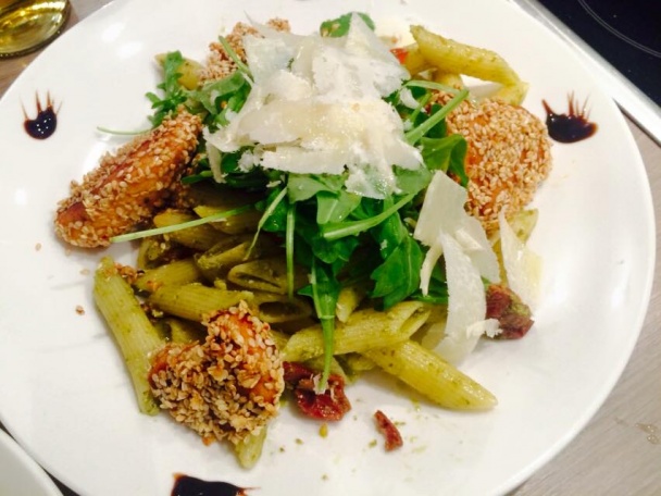 Kuracie kúsky na mede s penne s pestom a rukolou - obrázok 1