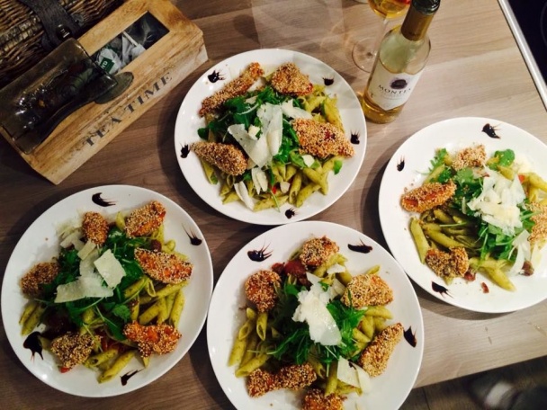 Kuracie kúsky na mede s penne s pestom a rukolou - obrázok 2