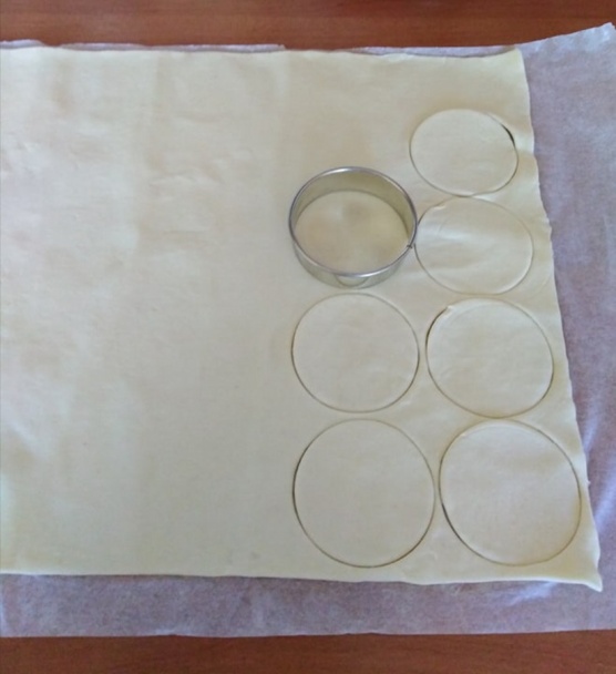 Koláčiky z lístkového cesta plnené tvarohom a hroznom (fotorecept) - obrázok 1
