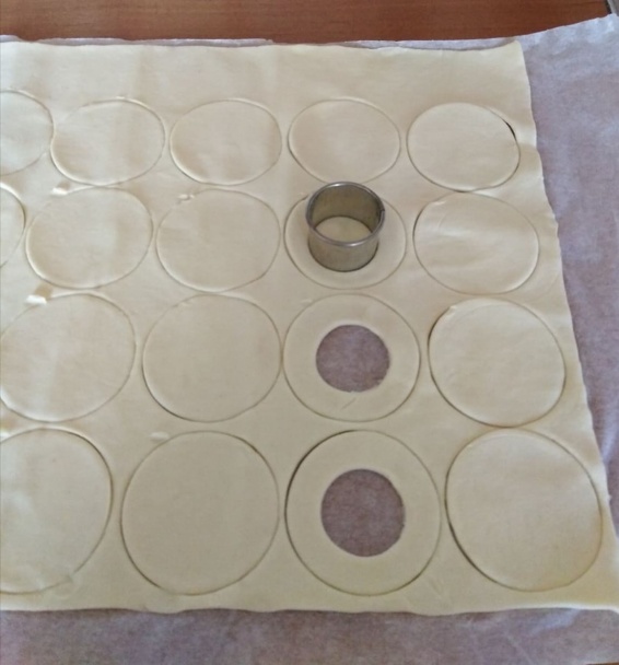 Koláčiky z lístkového cesta plnené tvarohom a hroznom (fotorecept) - obrázok 2