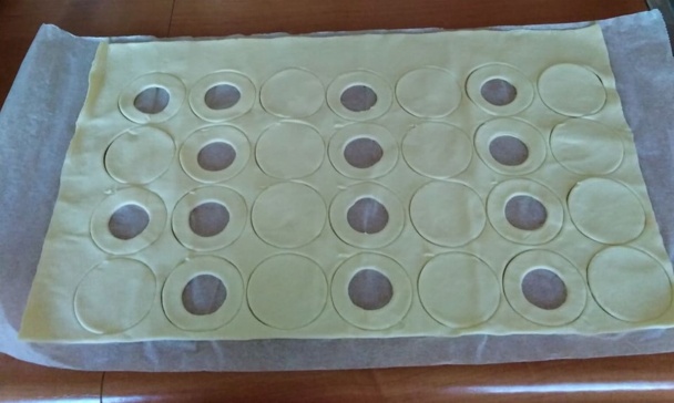 Koláčiky z lístkového cesta plnené tvarohom a hroznom (fotorecept) - obrázok 3