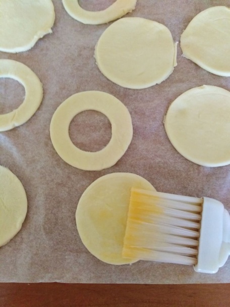 Koláčiky z lístkového cesta plnené tvarohom a hroznom (fotorecept) - obrázok 4