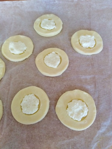 Koláčiky z lístkového cesta plnené tvarohom a hroznom (fotorecept) - obrázok 7