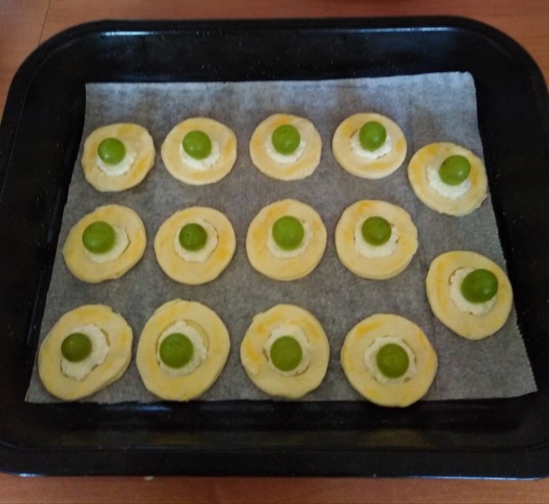 Koláčiky z lístkového cesta plnené tvarohom a hroznom (fotorecept) - obrázok 9