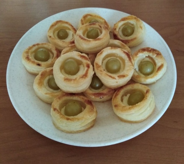 Koláčiky z lístkového cesta plnené tvarohom a hroznom (fotorecept) - obrázok 10