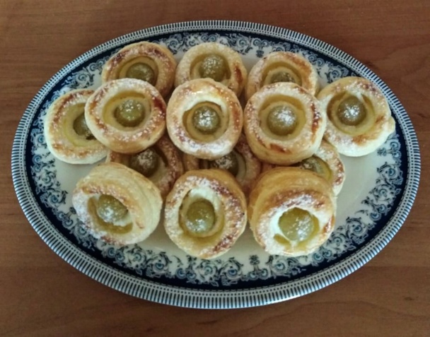 Koláčiky z lístkového cesta plnené tvarohom a hroznom (fotorecept) - obrázok 11