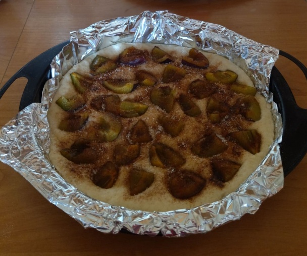 Slivkový kysnutý koláč s mrveničkou - obrázok 2