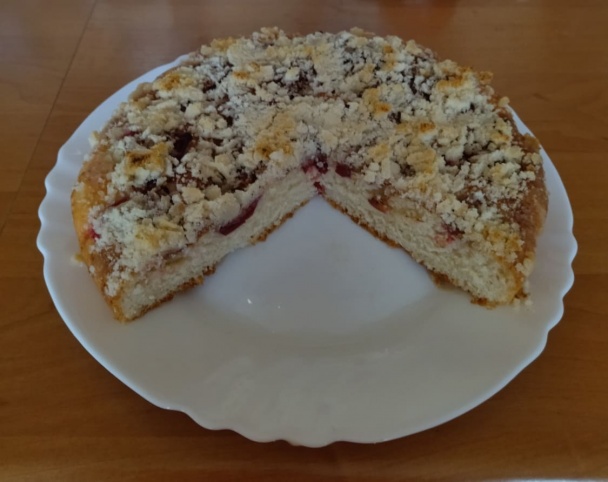 Slivkový kysnutý koláč s mrveničkou - obrázok 5