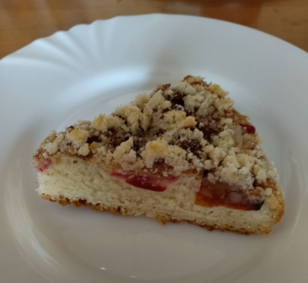 Slivkový kysnutý koláč s mrveničkou - obrázok 6