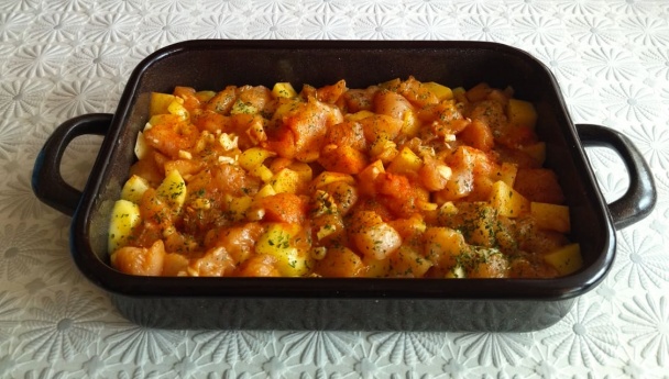 Ochutené zemiaky s kuracími prsami pečené pod alobalom (fotorecept) - obrázok 2