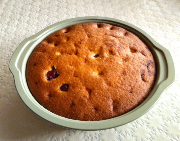 Višňový koláčik s jogurtom v ceste - obrázok 2