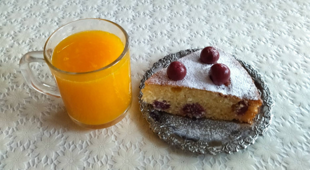 Višňový koláčik s jogurtom v ceste - obrázok 4