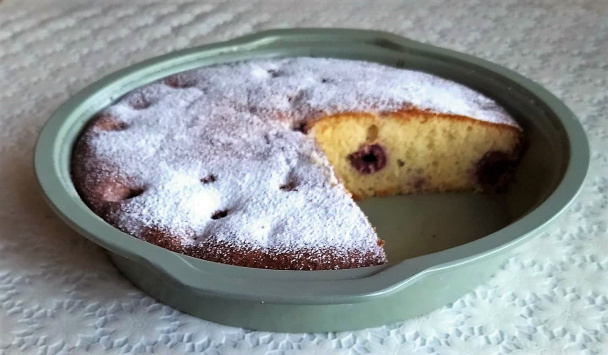 Višňový koláčik s jogurtom v ceste - obrázok 5