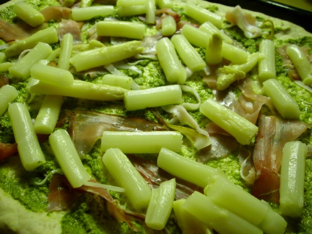 Pizza s pestom, špargľou, prosciuttom a sušenými paradajkami (fotorecept) - obrázok 3