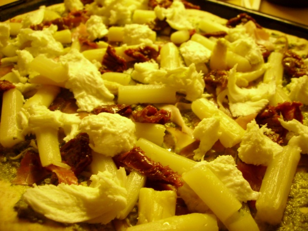 Pizza s pestom, špargľou, prosciuttom a sušenými paradajkami (fotorecept) - obrázok 4