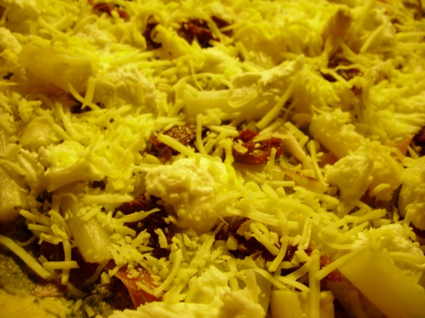 Pizza s pestom, špargľou, prosciuttom a sušenými paradajkami (fotorecept) - obrázok 5