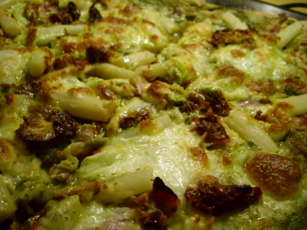 Pizza s pestom, špargľou, prosciuttom a sušenými paradajkami (fotorecept) - obrázok 6