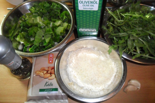 Dvakrát pečené zemiaky s rukolovo - mangoldovým pestom (fotorecept) - obrázok 1