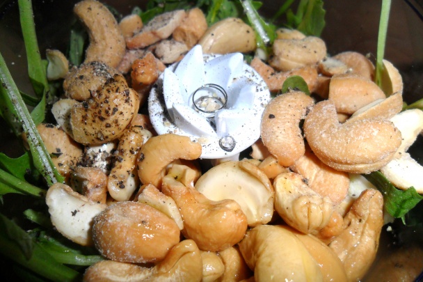 Dvakrát pečené zemiaky s rukolovo - mangoldovým pestom (fotorecept) - obrázok 3