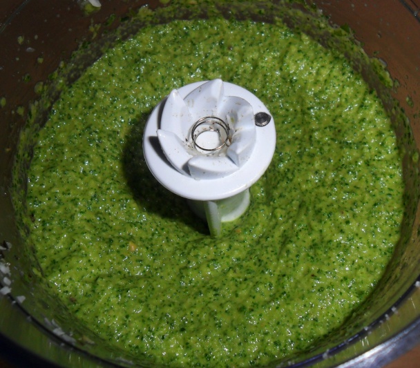 Dvakrát pečené zemiaky s rukolovo - mangoldovým pestom (fotorecept) - obrázok 4