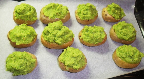 Dvakrát pečené zemiaky s rukolovo - mangoldovým pestom (fotorecept) - obrázok 10