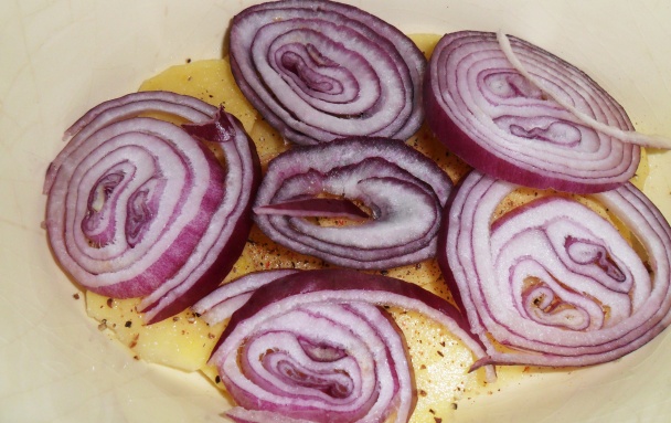 Zapekané zemiaky s cibuľou - ľahšia verzia (fotorecept) - obrázok 4