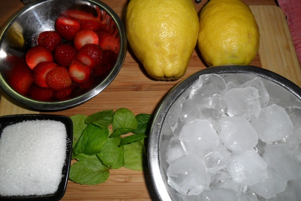 Jahodovo - citrónový koktail s mätou (fotorecept) - obrázok 1