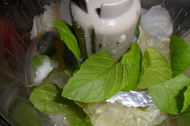 Jahodovo - citrónový koktail s mätou (fotorecept) - obrázok 3