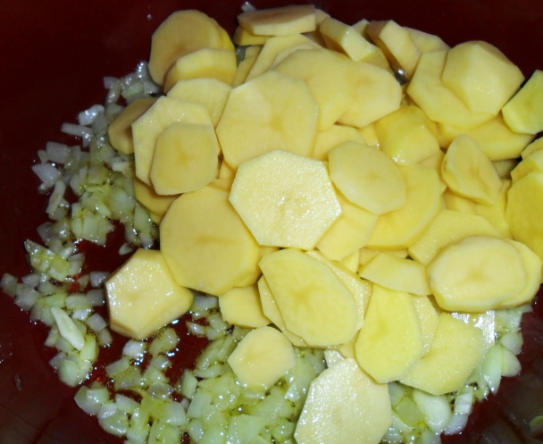 Zemiaky a hrášok so stratenými vajíčkami (fotorecept) - obrázok 3