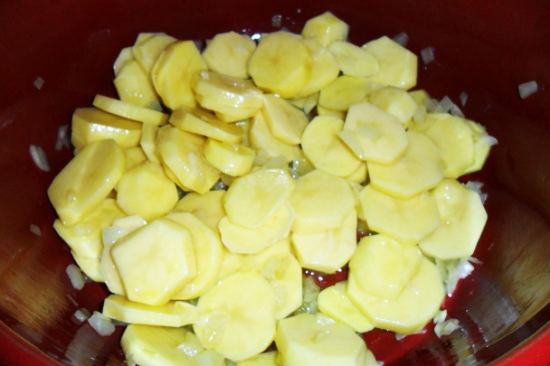 Zemiaky a hrášok so stratenými vajíčkami (fotorecept) - obrázok 4