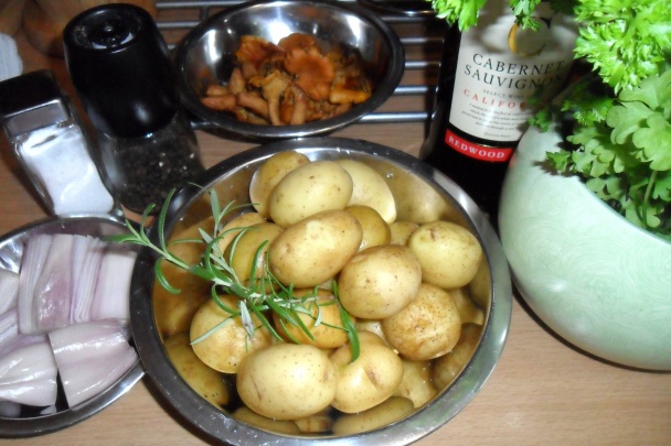 Zemiaky, kuriatka a šalotka s omáčkou z červeného vína (fotorecept) - obrázok 1