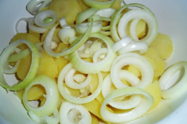 Zemiakový šalát s pivnou zálievkou (fotorecept) - obrázok 2