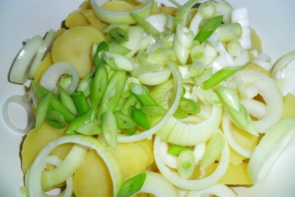 Zemiakový šalát s pivnou zálievkou (fotorecept) - obrázok 3