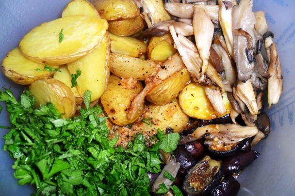 Šalát z pečených zemiakov, hlivy a baklažánov (fotorecept) - obrázok 8